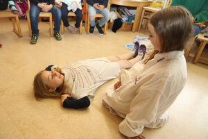 «Spital-Profis» im Kindergarten Kindhausen
