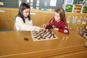 Drittklässler lernen Schach spielen
