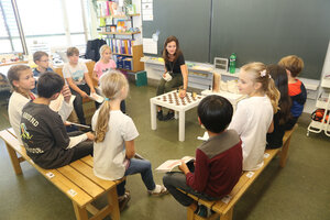 Drittklässler lernen Schach spielen